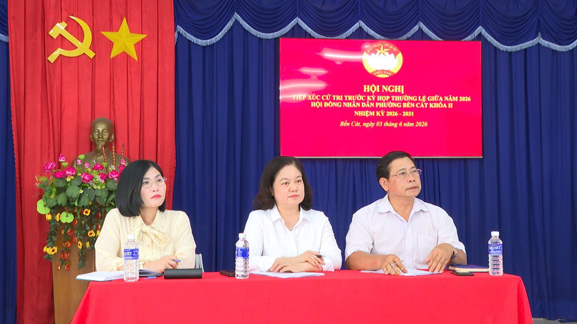 Đại biểu HĐND phường Bến Cát tiếp xúc cử tri khu phố Mỹ Phước trước kỳ họp giữa năm 2026