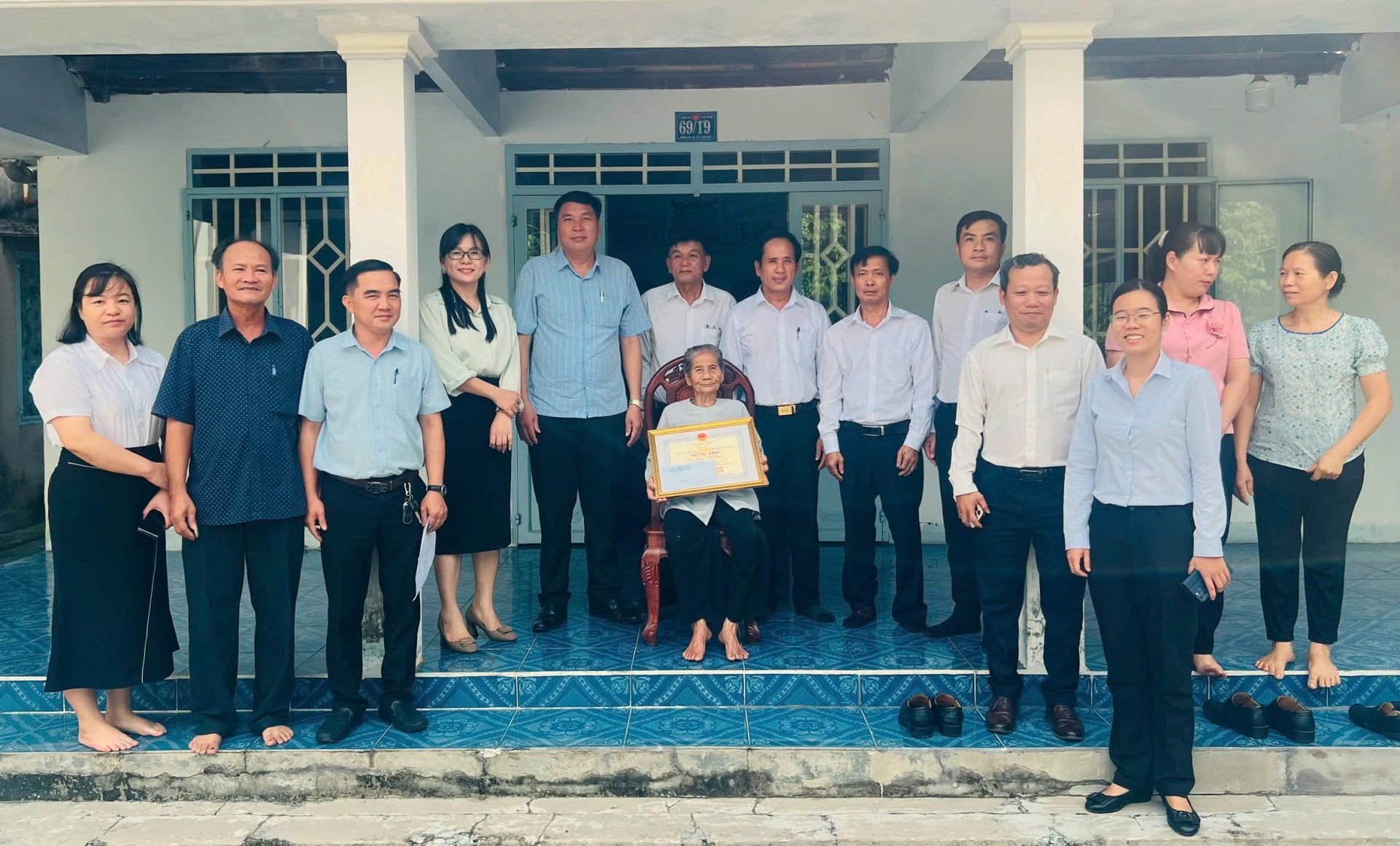 Lãnh đạo phường Bến Cát thăm, chúc thọ người cao tuổi nhân kỷ niệm 85 năm Ngày Người cao tuổi Việt Nam